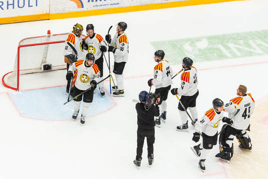 Brynäs spelare jublar