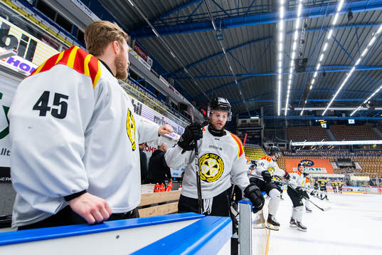 Brynäs målvakt Viktor Andrén och Johan Alcén jublar