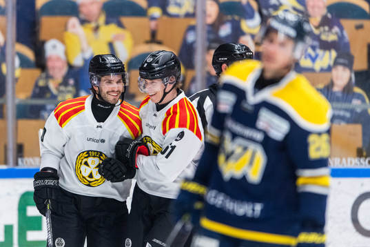 Brynäs Oula Palve jublar med Tomi Sallinen