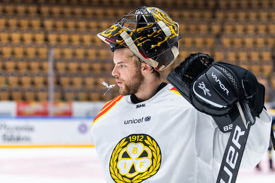 Brynäs målvakt Samuel Ersson spottar