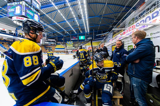 s Jesper Kokkonen och Simon Önerud i båset