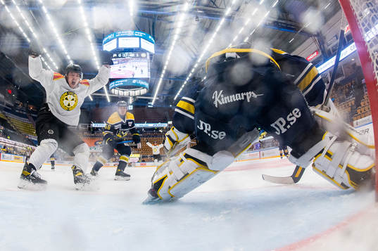 Brynäs Adam Pettersson jublar