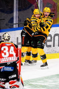 Skellefteås Andreas Wingerli och Rickard Hugg jublar