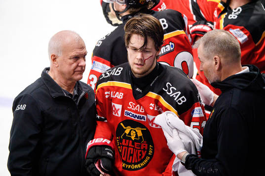 Luleås Filip Hållander lämnar isen