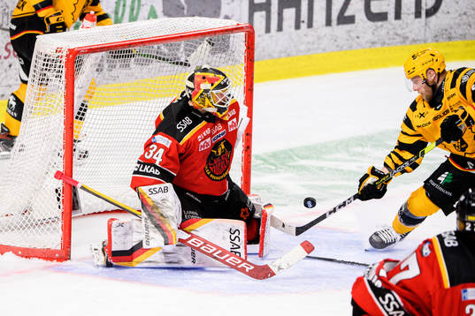 Skellefteås Oscar Möller gör 1-2 bakom Luleås målvakt