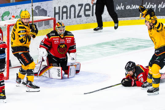 Skellefteås Oscar Möller och Arvid Lundberg jublar