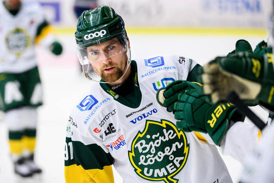 Björklövens Alex Hutchings jublar