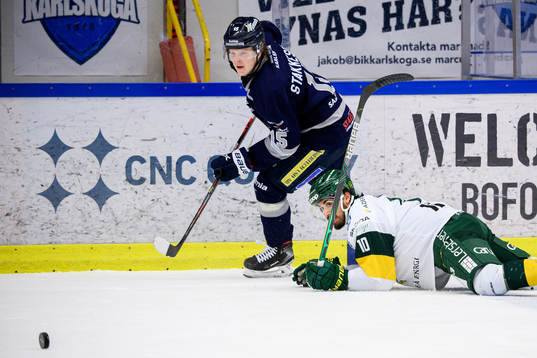 Karlskogas Åke Stakkestad och Björklövens Tyler Vesel