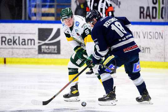 Björklövens Pontus Andreasson och Karlskogas Aleksi