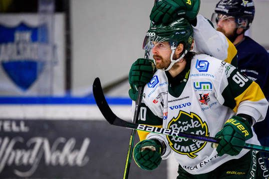 Björklövens Alex Hutchings jublar