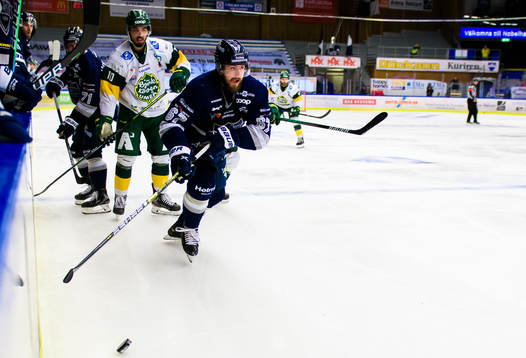 Björklövens Tyler Vesel och Karlskogas Victor Berlind