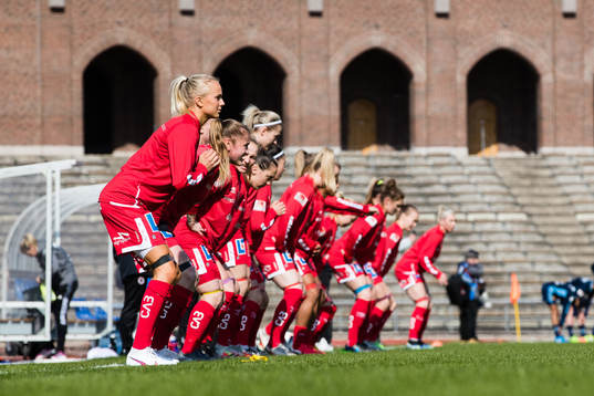 Örebros  spelare värmer upp