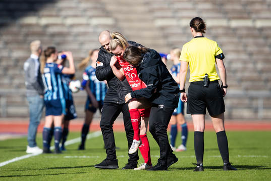 Örebros Berglind Ros Augustdottir går av planen skadad