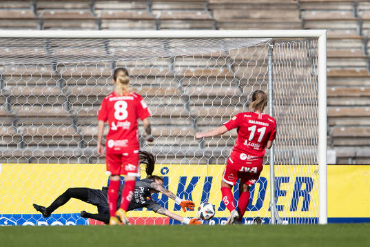 Djurgårdens målvakt Kelsey Daugherty räddar en straff