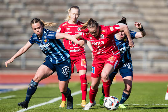 Djurgårdens Hanna Ekengren och Hayley Dowd jagar Örebros