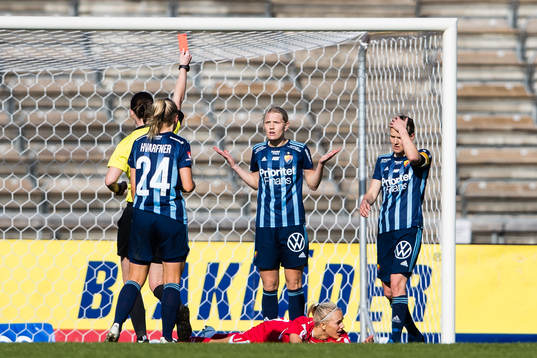 Domare Lovisa Johansson ger Djurgårdens Sara Olai ett