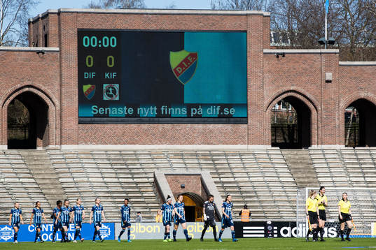 Djurgårdens spelare göre entré innan fotbollsmatchen i