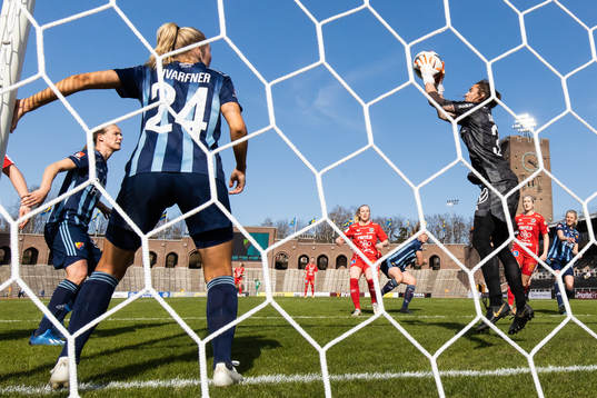 Djurgårdens Louise Hvarfner och målvakt Kelsey Daugherty