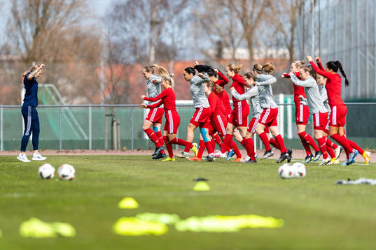 Älvsjös spelare värmer upp