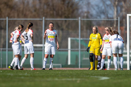 Borgebys Saga Ollerstam (i mitten) i samtal med lagkamrater