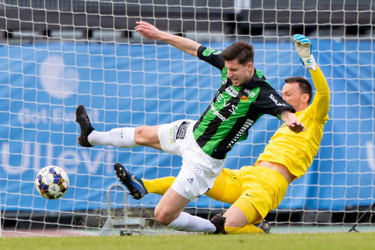 GAIS Adnan Maric och Västerås målvakt Anton Fagerström