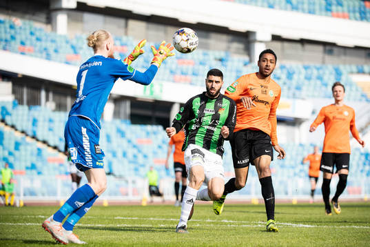 GAIS målvakt Mathias Karlsson och Aiham Ousou mot