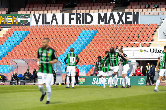 En banderoll med texten "Vila i frid Maxen"
