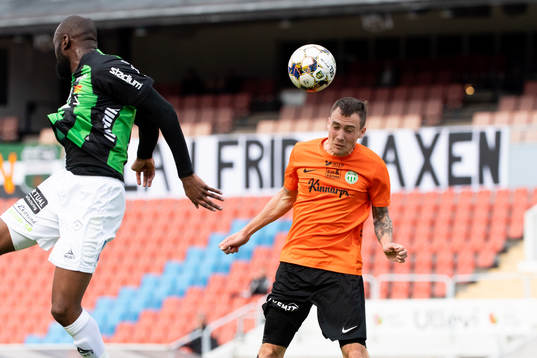 Västerås Filip Tronét nickar bollen