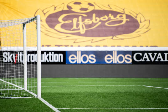 Ett fotbollsmål med Elfsborg logga i bakgrunden