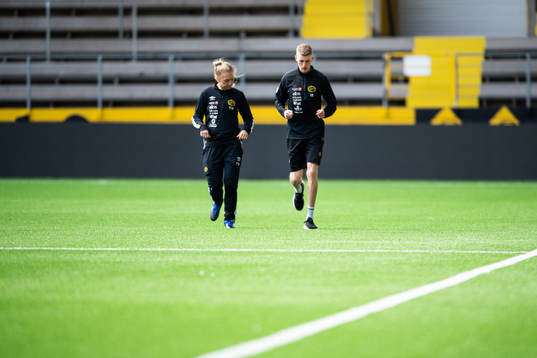fysioterapeut Tania Nilsson med Alexander Bernhadsson