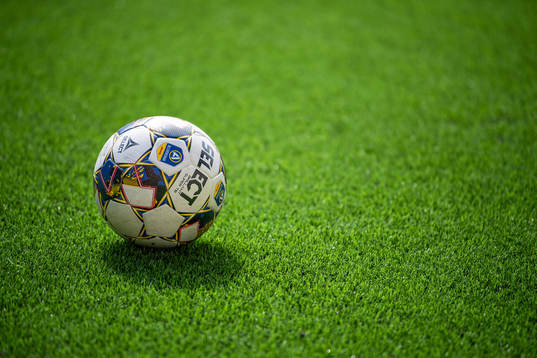 En fotboll på konstgräset
