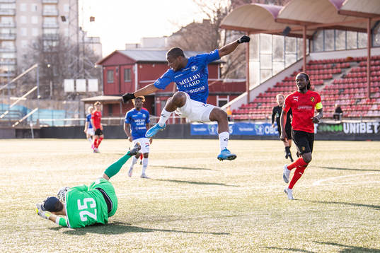 Vasalunds målvakt Filip Anger och Trelleborgs Henry Offia