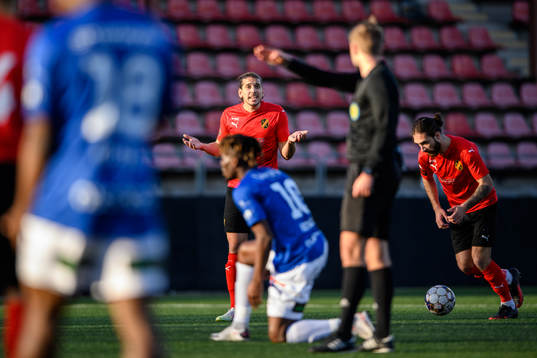Vasalunds Nikola Vasic reagerar mot domare Richard Sundell