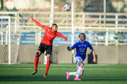 Vasalunds Alexander Andue och Trelleborgs Niklas Bröndsted