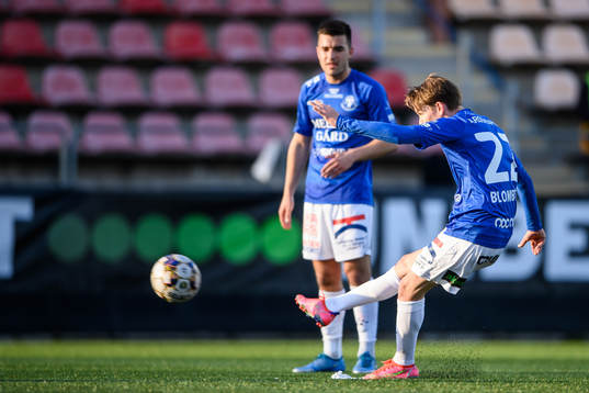 Trelleborgs Johan Blomberg slår en frispark