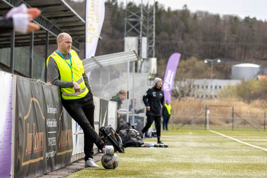 ÖIS tränare Dane Ivarsson jobbar som bollkalle