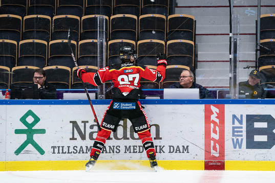 Luleås Nils Lundkvist jublar framför sekretariatet