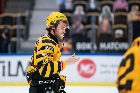 Skellefteås Roland McKeown lämnar isen med blod i pannan