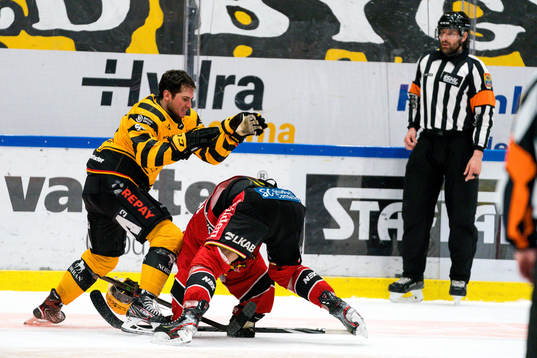 Skellefteås Darren Nowick och Luleås Jonas Berglund