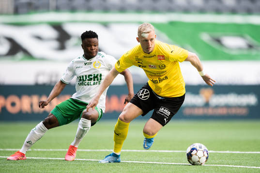 Hammarbys Akinkunmi Amoo och Mjällbys Daan Klinkenberg