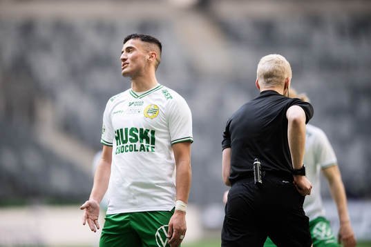 Hammarbys Astrit Selmani reagerar mot ett domslut