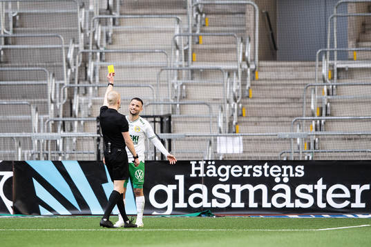 Hammarbys Mohanad Jeahze tilldelas ett gult kort