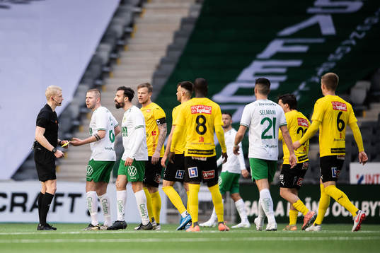 Hammarbys Abdul Khalili tilldelas ett gult kort