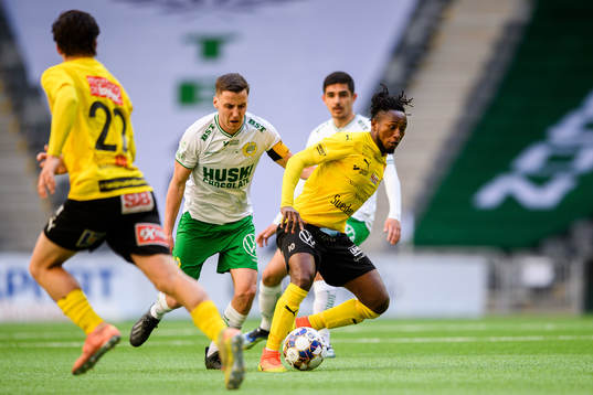 Hammarbys Jeppe Andersen och Mjällbys Mamudu Moro