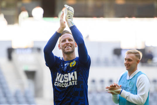Hammarbys målvakt David Ousted jublar