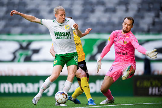 Hammarbys Gustav Ludwigson oroar framför Mjällbys