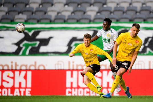 Hammarbys David Accam i en kamp mot Mjällbys Joel Nilsson