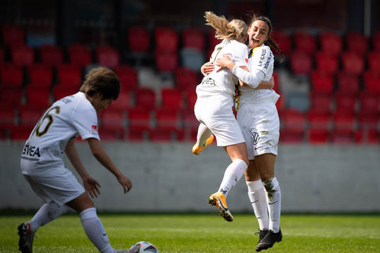 s Nora Rönnfors och Rosa Kafaji jublar