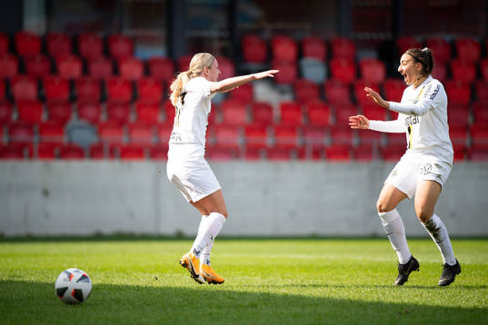 s Nora Rönnfors och Rosa Kafaji jublar