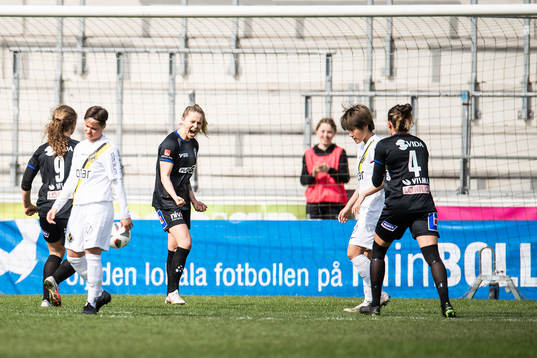 Växjös Emmi Alanen jublar